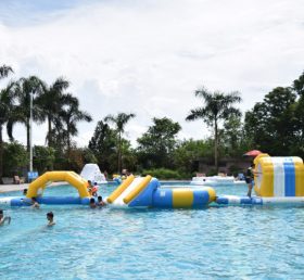 S41 Los juegos de agua hermética en el parque acuático flotan en el mar, niños grandes inflables y trampolín acuático para adultos